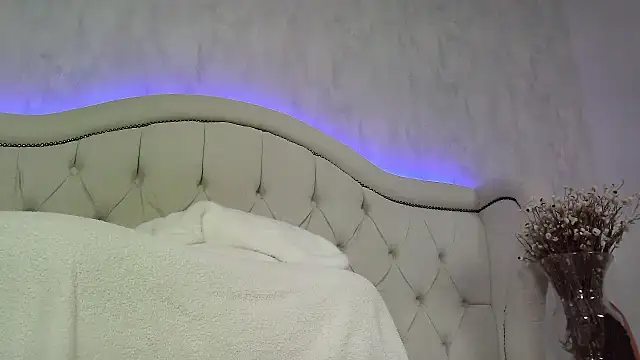 carolinesampaio online show from February 1, 9:08 am