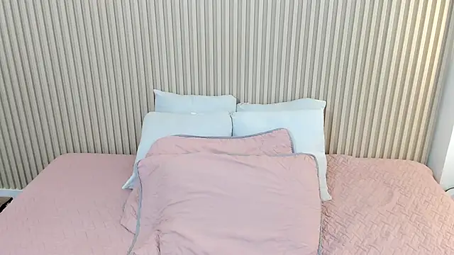 charlottebrowns  online show from April 6, 12:17 pm