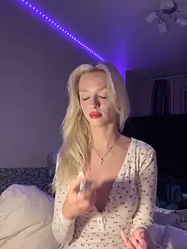 Snapshot of AleksaBlonde chatting on September 12, 4:25 pm AleksaBlonde online show from September 12, 4:25 pm