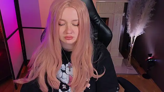 carolina elf online show from March 29, 1:21 pm