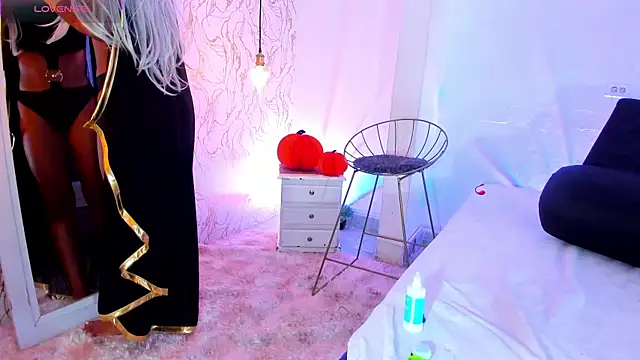 NATALIE PARKERR online show from October 31, 5:17 pm