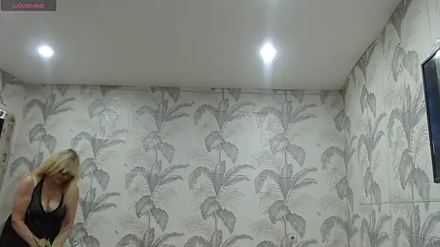 CamDiva113 online show from December 5, 11:00 am