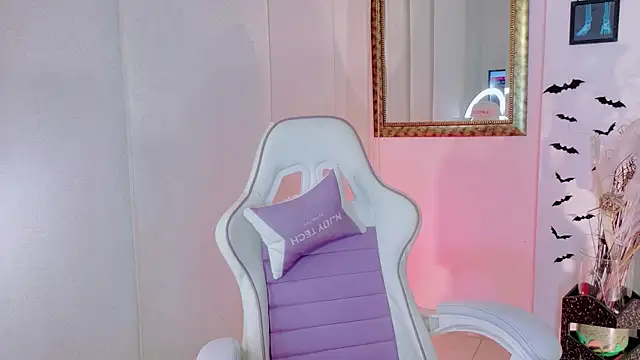 Madison Jackson online show from April 14, 7:58 pm