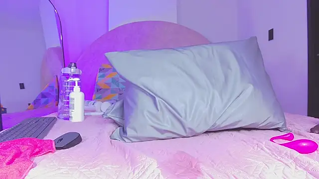 violett lo online show from December 5, 12:28 pm