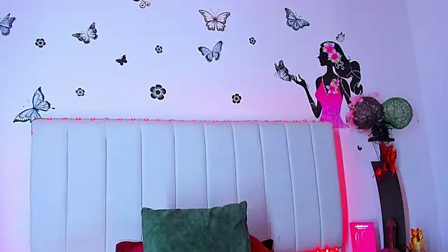 caro lyne  online show from April 13, 6:20 pm