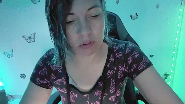 Lady breaks hearts online show from March 15, 10:17 am