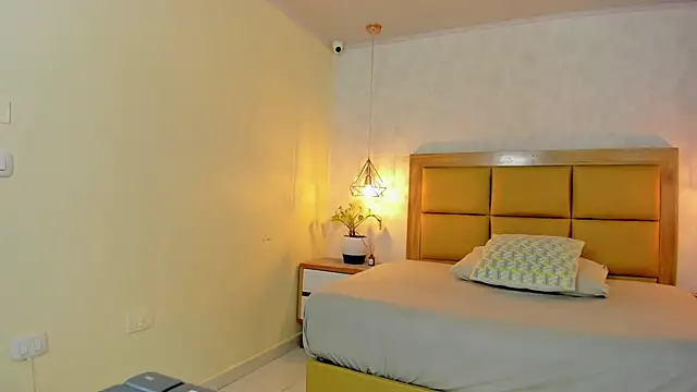 Snapshot of LARSONMIA chatting on October 6, 12:44 pm LARSONMIA online show from October 6, 12:44 pm