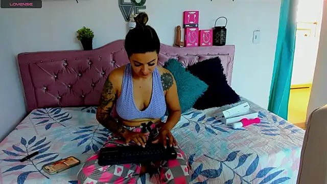 mia bigtits17 online show from July 18, 4:42 pm