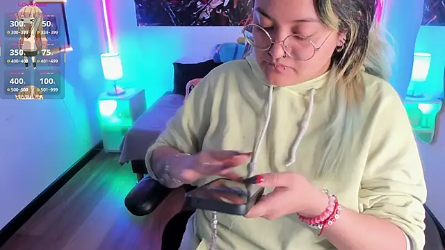 lucky-leah online show from November 25, 3:52 am