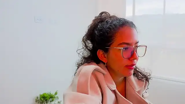 Maithe Perroni online show from March 27, 9:04 pm