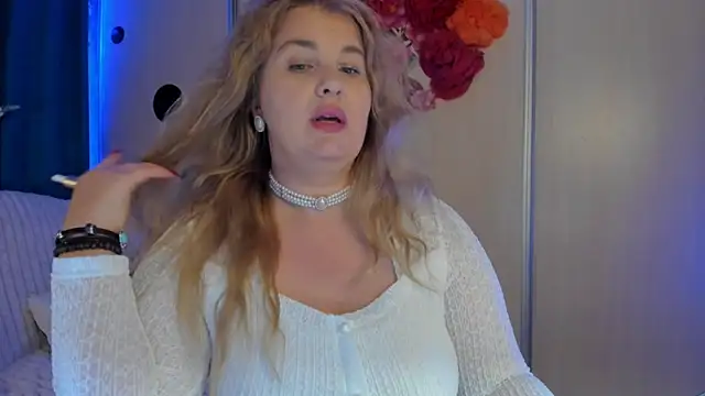 CoraSwon online show from October 11, 7:38 pm