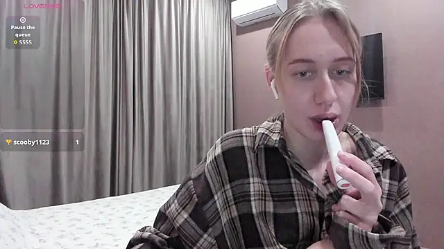 Mika Ray online show from December 4, 10:32 pm