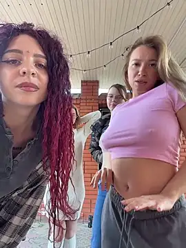 RollingGirls online show from April 16, 1:11 pm