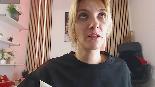 RileyLanna online show from November 9, 6:09 am