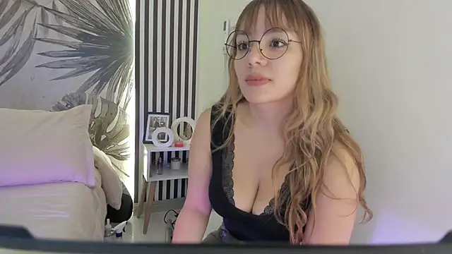 Samaantha-White online show from March 27, 11:44 am