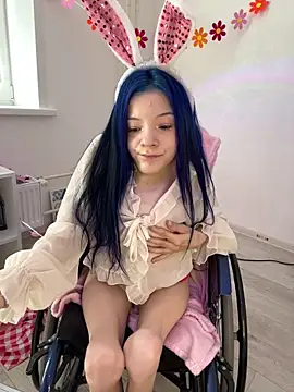 MiniSophiaa online show from April 2, 7:50 am