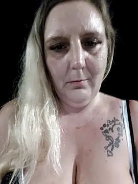 BecciDeluxe online show from September 13, 9:45 pm