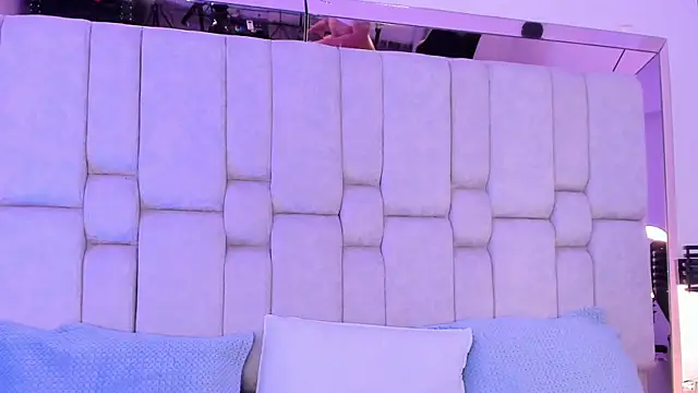 Kleverly Manson1 online show from April 9, 4:37 am