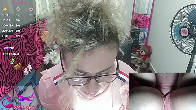 ViickySexy online show from November 19, 7:58 pm