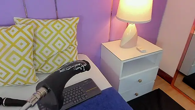 SophyRuiz  online show from April 8, 11:45 am