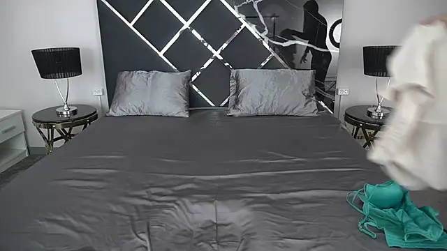 IceDanielles online show from July 6, 5:35 am