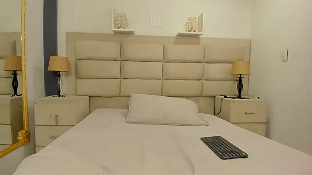 LaurenSnow online show from October 15, 1:25 pm