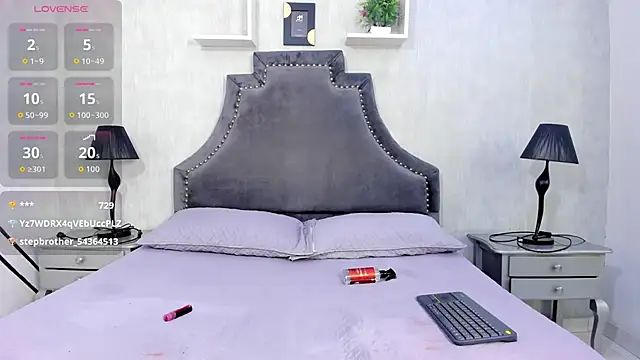 LaurenSnow online show from October 10, 2:33 pm