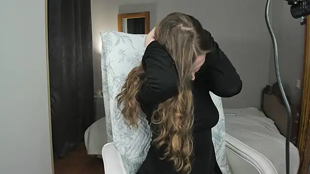 CharlotteWells online show from April 13, 4:08 pm