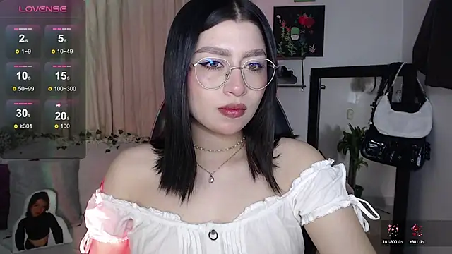 Snapshot of mily_thomson_b_ chatting on October 8, 1:54 am mily thomson b online show from October 8, 1:54 am
