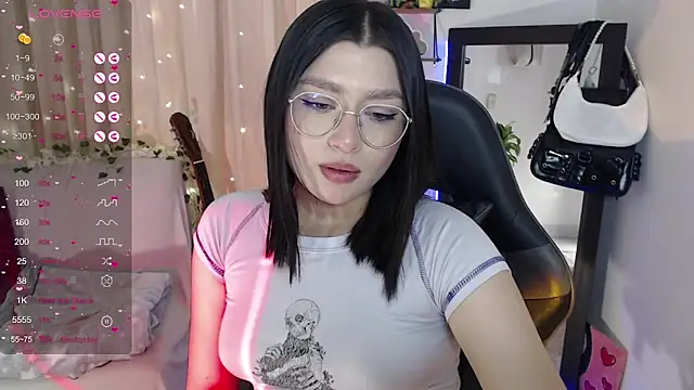Snapshot of mily_thomson_b_ chatting on October 12, 12:35 am mily thomson b online show from October 12, 12:35 am