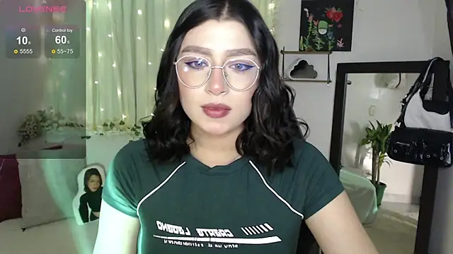 Snapshot of mily_thomson_b_ chatting on October 4, 10:47 pm mily thomson b online show from October 4, 10:47 pm