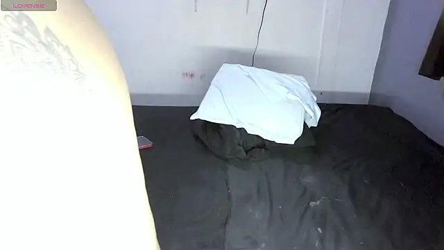 linzeysmith4 online show from April 12, 7:55 am