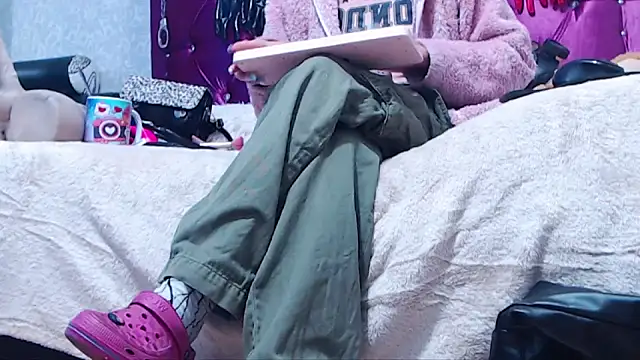 AyshaScott online show from April 6, 1:01 pm