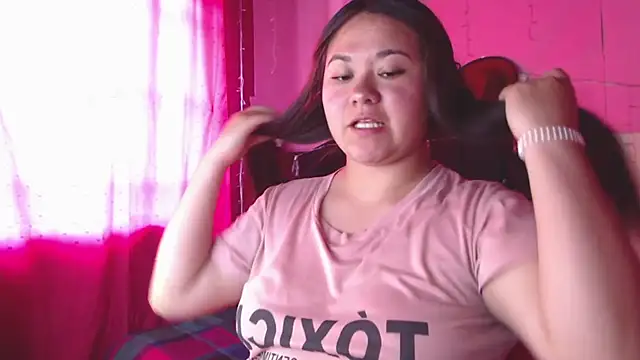 NikkiRous  online show from April 18, 4:42 pm