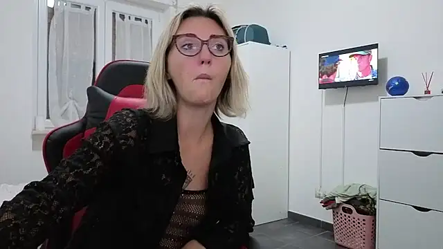 Snapshot of sexy_blondie92 chatting on October 1, 9:42 pm sexy blondie92 online show from October 1, 9:42 pm