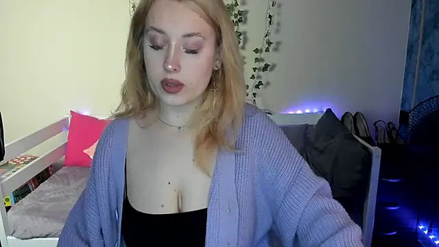 Snapshot of Emily_Gin chatting on September 20, 2:21 am Emily Gin online show from September 20, 2:21 am