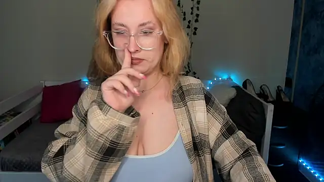 Snapshot of Emily_Gin chatting on September 29, 2:27 am Emily Gin online show from September 29, 2:27 am