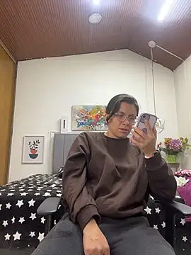 karlamorris  online show from April 16, 1:11 pm