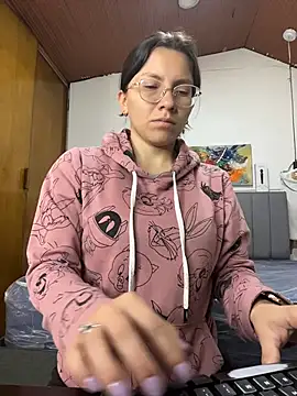 karlamorris  online show from January 19, 2:02 pm