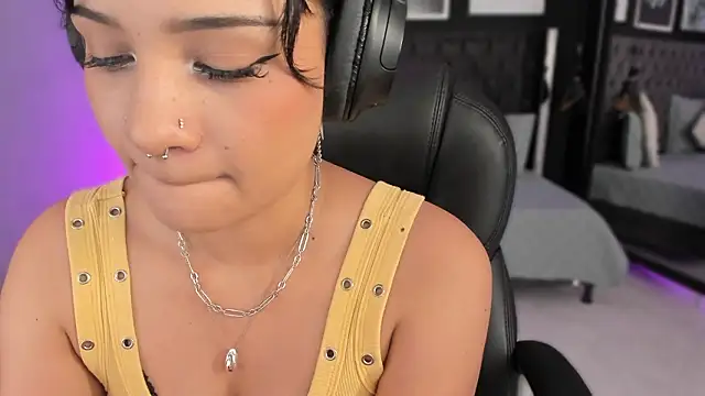 renee shelby  online show from March 20, 9:30 pm