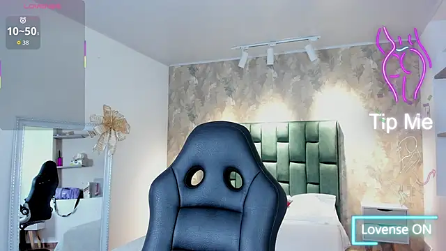 april dumont online show from November 25, 12:18 pm