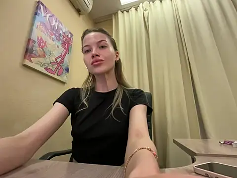EmmyMills online show from April 1, 8:39 pm