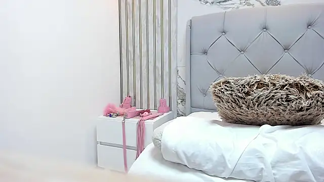 MADISON ROWAN1 online show from April 11, 6:30 am