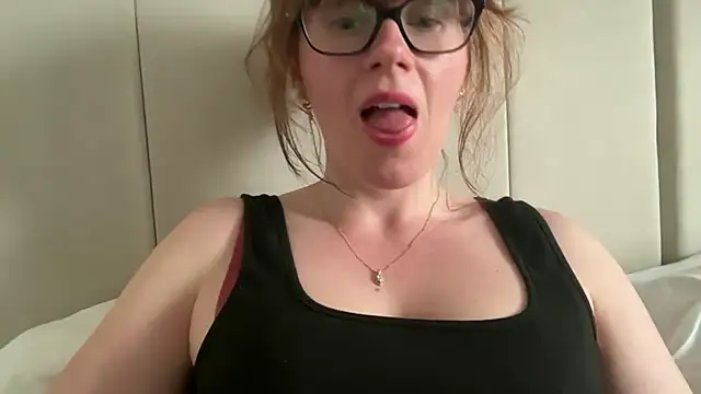 redheadrosie69 online show from April 1, 2:14 pm