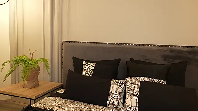 IrisBaker online show from November 5, 10:04 pm