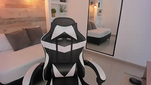 zoe danae  online show from February 11, 1:12 pm