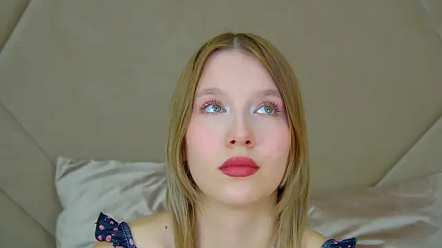 LiliLinn online show from October 18, 5:43 am