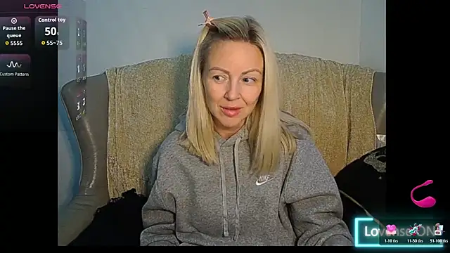 Snapshot of Angelamariexox chatting on October 21, 4:55 pm Angelamariexox online show from October 21, 4:55 pm