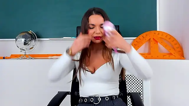 CamillaLarson online show from November 25, 2:47 am