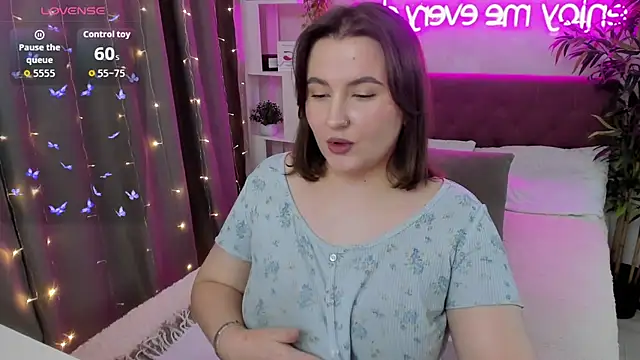 Snapshot of FeralPeach chatting on October 25, 5:37 am FeralPeach online show from October 25, 5:37 am